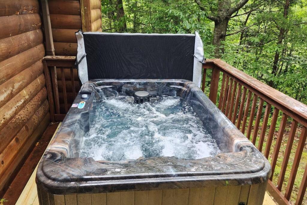 New Hot Tub! Secluded 3 Bed Cabin In Pigeon Forge Villa Exterior photo