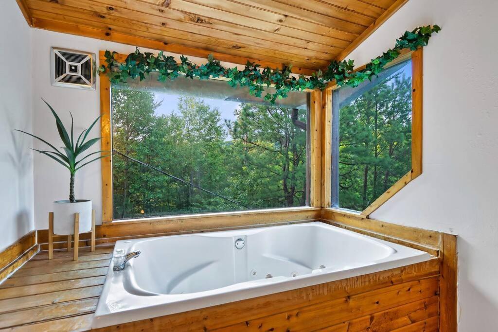 New Hot Tub! Secluded 3 Bed Cabin In Pigeon Forge Villa Exterior photo